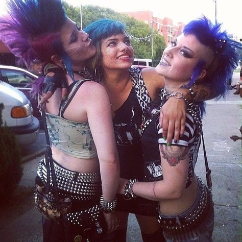 2,240 Me gusta, 16 comentarios - gothcreatures (@batdystopia) en Instagram: "In the middle of world  Unknown Photo. For Credit: Dm" Punk Rock Girls, Chica Punk, Punk Makeup, Punk Culture, Punk Women, Girl Punk, Crust Punk, Punk Aesthetic, Alt Girls