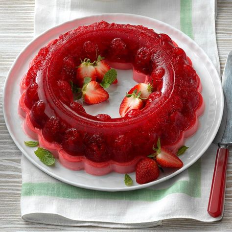 Jello Salad Recipes, Jello Mold Recipes, Raspberry Salad, Gelatin Salad, Retro Desserts, Jello Desserts, Jello Mold, Strawberry Jello, Jello Salad