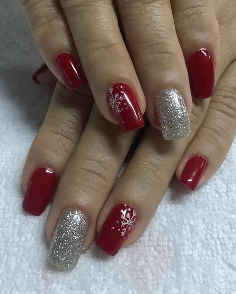 Gel Nails For Christmas Simple, Julnaglar Glitter, Christmas Nail Snowflake, Christmas Party Nail Ideas, Square Nails Christmas Art Designs, Gel Nails Ideas Short Christmas, Red Nails With Snowflake Design, Christmas Dip Nail Ideas Red, Classy Christmas Nails Square