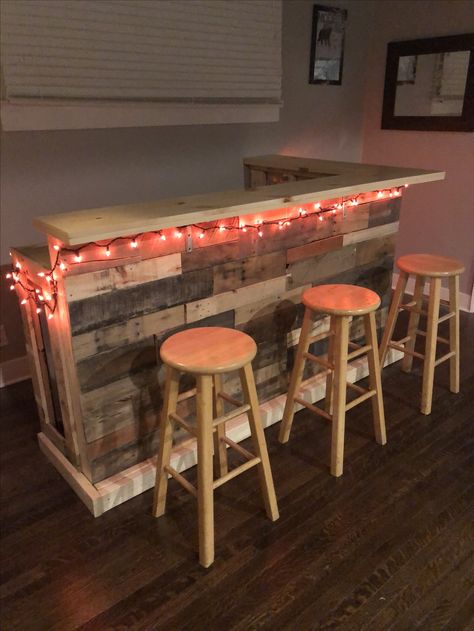 Hand made DIY patchwork pallet bar. #PalletBar #bar #DIY Bar Diy Ideas, Build Projects, Bar Diy, Pallet Bar, Pallet Crafts, Diy Bar, Garage Ideas, Home Reno, Reno