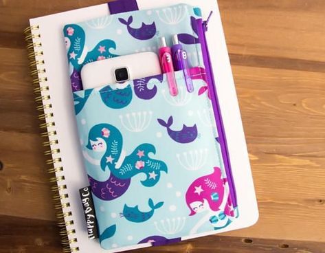 Fitness Planner Ideas, Pen Pouch Diy, Planner Pens Holder, Planner Storage, Planner Bag, Planner Pouch, Journal Organization, Cover Girl Makeup, Book Cover Diy