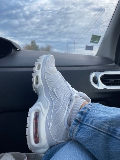 Tn Blancas, Nike Tn Shoes, Nike Tn, Jordan Shoes Retro, Tenis Nike, Stylish Mens Fashion, Sport Shoes Women, Shoe Inspo, Swag Shoes