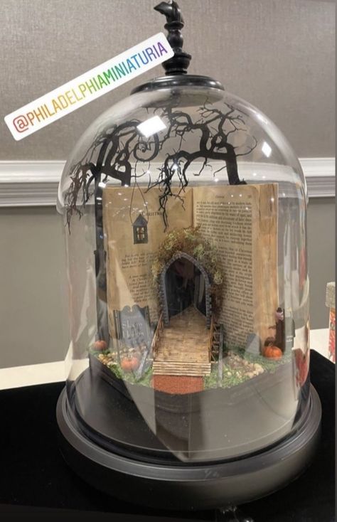 Bell Jar Diorama, Cloche Decor Halloween, Cloche Diorama, Glass Cloche Ideas, Glass Dome Decor Ideas, Jar Diorama, Bell Jar Decor, Apothecary Jar Decor, Diaroma Ideas