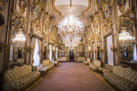 De ahí se accede al salón de baile, joya de la corona: tiene ocho metros de altura y tres lámparas monumentales de cristal de Baccarat; está decorado con pinturas que muestran niños con instrumentos y vidrieras pintadas. Al fondo, el palco de los músicos, al que subían los intérpretes; los nobles les hacían peticiones desde abajo a través de un tubo oculto en la pared. Isabel Ii, Baccarat, Fern, Interior Exterior, Palace, Fair Grounds, Madrid, Castle, Ceiling Lights