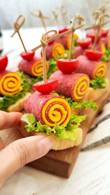 Finger Food Design, Finger Foods Ideas, Vegetable Dip Recipe, Food Design Ideas, Best Finger Foods, Food Table Decorations, Amazing Food Platters, Table Decorations Ideas, Mini Appetizers