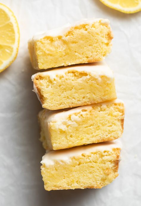 Lemon Brownies - Browned Butter Blondie Lemon Blondies Recipe, Lemon Blondies, Desserts With Chocolate Chips, Lemon Brownies, Fudge Brownie, Summer Baking, Browned Butter, Brownie Recipe, Lemon Cookies