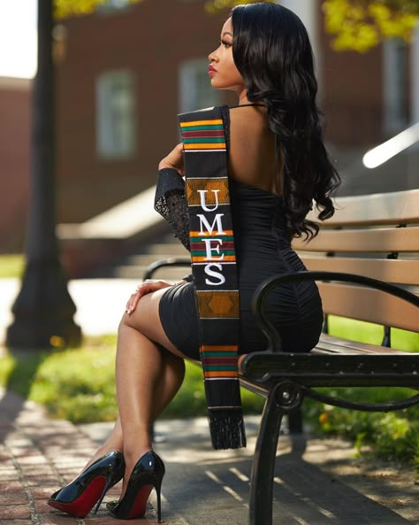 School Graduation Photoshoot, College Grad Photoshoot, Grad Looks, Graduation Pics Ideas, Grad Shoot Ideas, Graduation Shoot Ideas, Graduation Ceremony Outfit, Grad Photoshoot Ideas, College Photoshoot