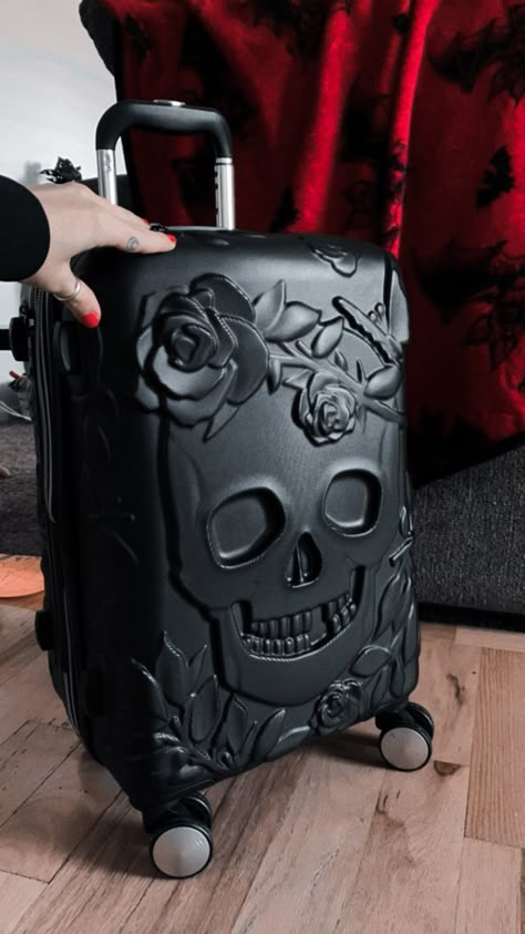 Travel goth, skulls, gothgoth, suitcase Gothic Luggage, Skull Suitcase, Goth Bags, Goth Travel, Goth Houses, Horror Decor, Dark Home Decor, Goth Home, Goth Home Decor