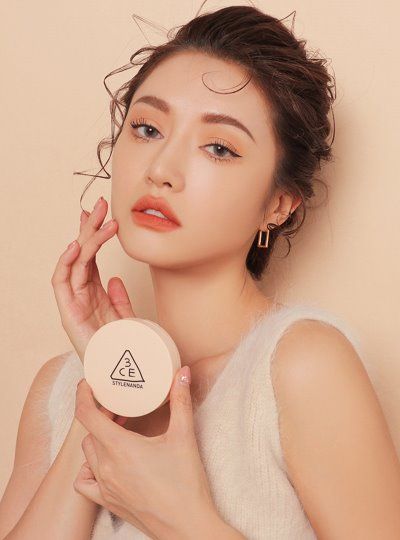 3ce Makeup, Natural Pink Lips, 3ce Stylenanda, Foundation Tips, Compact Powder, Cosmetics Photography, Beauty Photoshoot, Models Makeup, Beauty Shoot