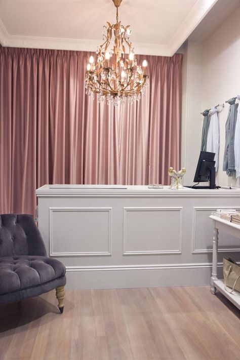 bridal shop Boutique Dressing Room, Bridal Shop Interior, Bridal Boutique Interior, Salon Interior Design Ideas, Interior Design Color Schemes, Hair Salon Interior, Etagere Design, Salon Suites, Interior Design Color