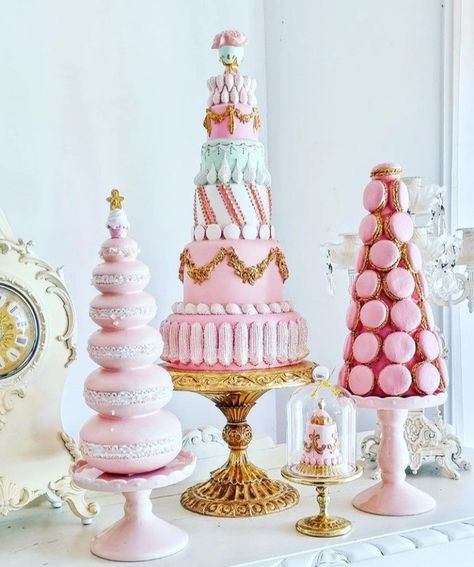 Macaroon Tower, Cake Display Table, Hummingbird Cake Recipes, Christmas Macarons, Parisian Party, Valentines Illustration, Adult Party Themes, Dessert Station, 1st Birthday Cakes