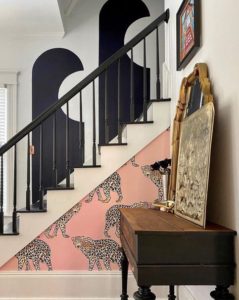 😍 Wow! How gorgeous is this staircase featuring our Jungle Leopard wallpaper in coral?! 💕🐆 Be sure to tag us or send us pictures of your… Houses In The 80s, Narrow Staircase Ideas, Wallpaper Stairwell, Geek Chic Decor, Staircase Wallpaper, Nj House, Wallpaper Staircase, Us Pictures, Wallpaper Stairs