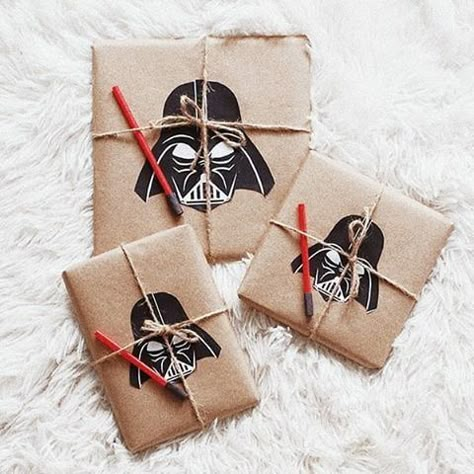 Star Wars Christmas Tree, Gift Wrapping Tutorial, Star Wars Theme Party, Wrapping Tutorial, Star Wars Crafts, Lion Gifts, Printable Star, Star Wars Quotes, Star Wars Diy