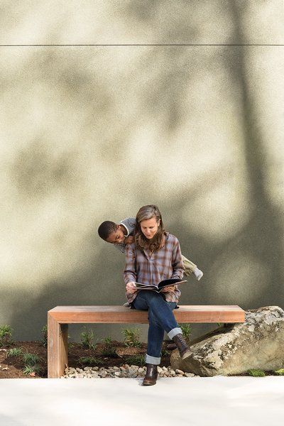 Birdsall and Atticus are seated on an ipe bench designed by Anna Boeschenstein; the stucco exterior cladding was matched to Cast Iron 6202 paint by Sherwin-Williams. Ipe Bench, Outdoor Bench Seating, Modern Courtyard, Modern Outdoor Spaces, Ipe Wood, Stucco Exterior, Stucco Walls, Bench Designs, Porch Deck