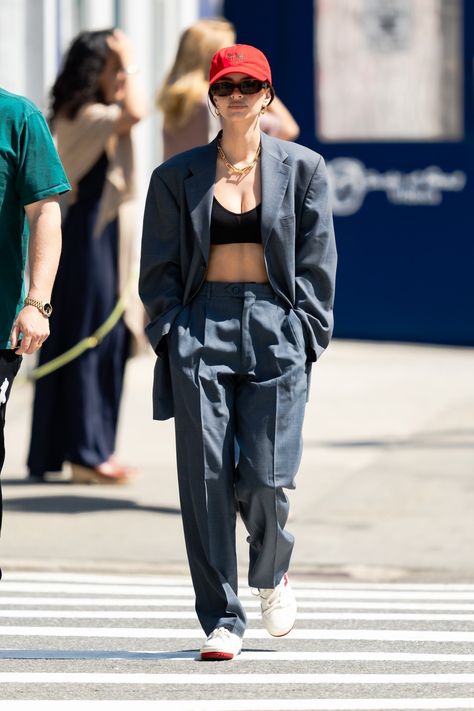 Red Cap Outfit, Black Cap Outfit, Trousers Street Style, Bra Outfits, Cap Outfits For Women, Emily Ratajkowski Style, Sports Bra Outfit, Baseball Cap Outfit, Bra Outfit