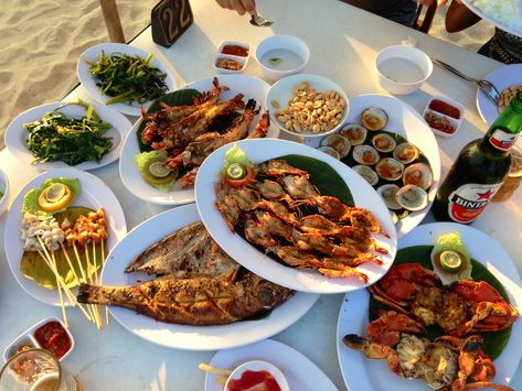 Why do many tourists like Bali? Bali Jimbaran, Bali Activities, Jimbaran Bali, Roast Fish, Best Seafood Restaurant, Steak And Seafood, Fish Dinner, Jimbaran, Seafood Dinner