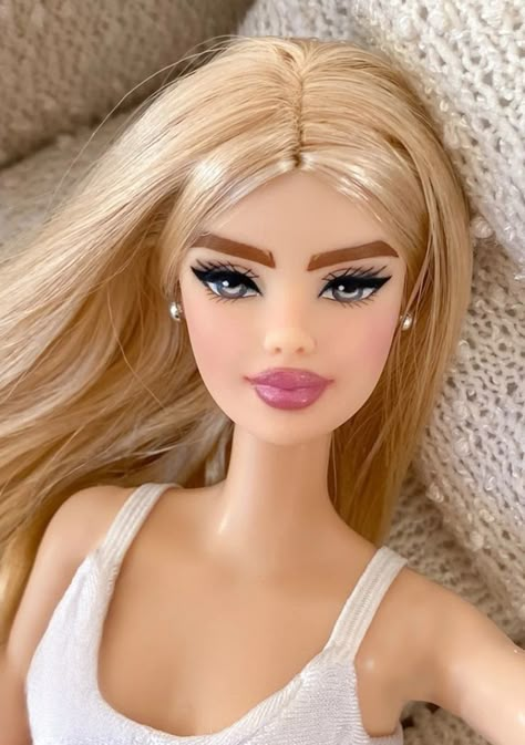 Doll Face Makeup, Realistic Barbie, Barbies Pics, Custom Barbie, Barbie Doll Set, Marilyn Monroe Fashion, Barbie Fashionista Dolls, Barbie Dress Fashion, Barbie Style