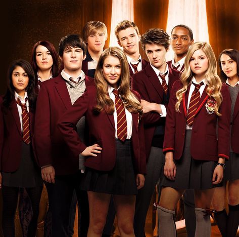 Harry Potter Dark Academia, British Childhood, House Of Anubis, Dark Academia Vibes, Preppy Boys, Comfort Series, Wizard School, Easy Costumes, Photos Of People