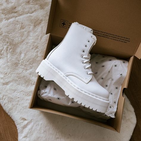 Dr Martens Jadon Mono, Dr Martens White Boots Outfit, Dr Martens Jadon White, White Jadon, Dr Martens Jadon Boots, Sneakers 2022, Jadon Boots, Grunge Boots, Dr Martens Jadon