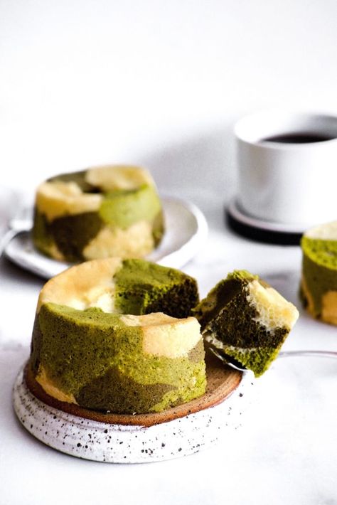 Mini Chocolate and Matcha Camouflage Chiffon Cake - One Happy Bite Mini Chiffon Cake, Coffee Bean Cookies, Types Of Sponge Cake, Bean Cookies, Te Matcha, Chocolate Swiss Roll, Chip Recipes, Need More Coffee, Matcha White Chocolate