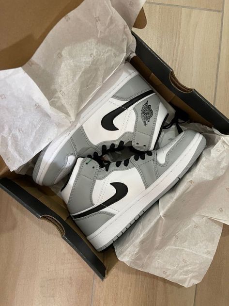 Air Jordan 1 Grey, Jordan 1 Grey, Jordans Aesthetic, Best Casual Shoes, Shopping Aesthetic, Nike Jordans, White Nike Shoes, Trendy Shoes Sneakers, Nike Shoes Girls