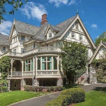 Aesthetic House Exterior Victorian, Cottagecore Victorian House, Boho Home Exterior Dream Houses, Inside A Victorian Home, Cottage Mansion Aesthetic, House Design Aesthetic Exterior, Vintage Mansion Aesthetic Exterior, Victorian Mansion Aesthetic Exterior, Boho Mansion Exterior