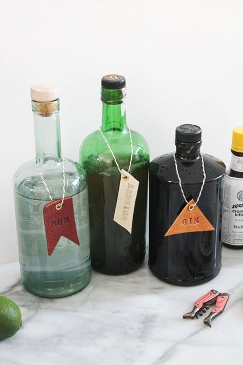 DIY leather bar and drink tags: perfect for unlabeled decanters from the flea market to make alcohol look more upscale Leather Cricut, Cricut Tags, Creative Office Design, Diy En Cuir, Bar Stand, Drink Tags, Diy Leather Projects, Food Tags, Diy Father's Day Gifts