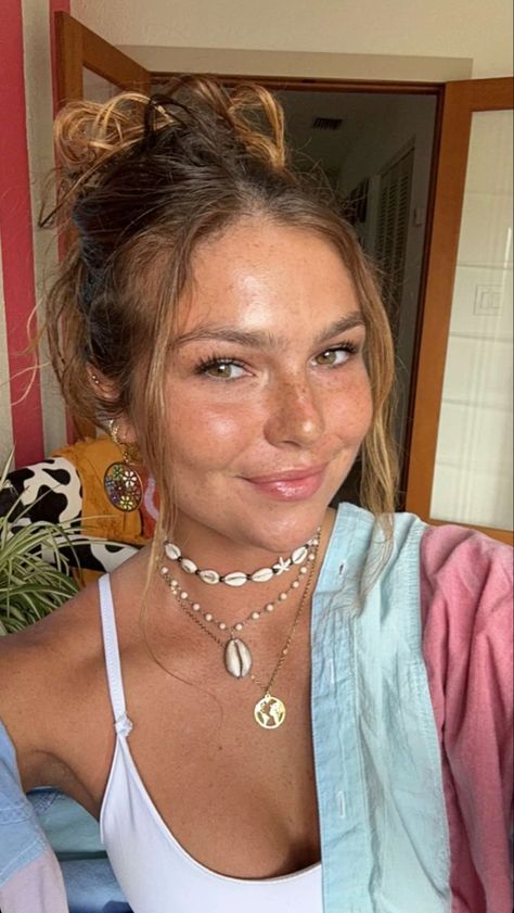 Lexi Hidalgo Earrings, Lexi Hildago Jewelry, Lexi Hidalgo Necklace, Indy Hairstyles, Lexi Hidalgo Jewelry, Coconut Girl Hairstyles, Summer Aesthetic Brown, Hair Wrap Summer, Lexi Hildago