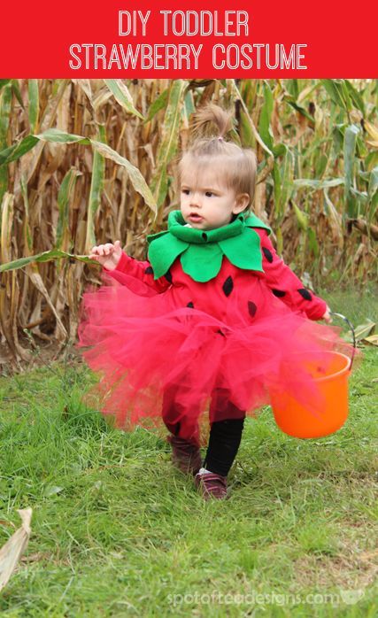 See step by step photos showing how one busy mom converts a red t-shirt, tulle and some felt into a cute strawberry Halloween costume for a toddler. Strawberry Halloween Costume, Diy Halloween Costumes For Girls, Strawberry Halloween, Diy Costumes Kids Boys, Diy Baby Costumes, Strawberry Costume, Halloween Costume Toddler Girl, Kid Halloween, Baby Kostüm