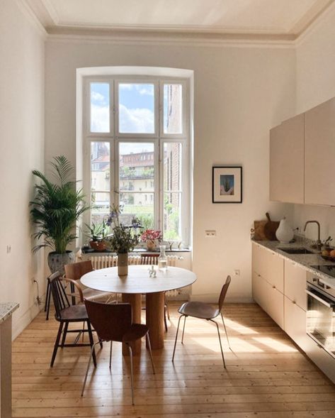 my scandinavian home: A Relaxed 19th century Apartment Full of Vintage Finds My Scandinavian Home, Scandinavian Apartment, London Apartment, Parisian Apartment, Apartment Kitchen, Design Jobs, Apartment Inspiration, Scandinavian Home, Scandinavian Interior