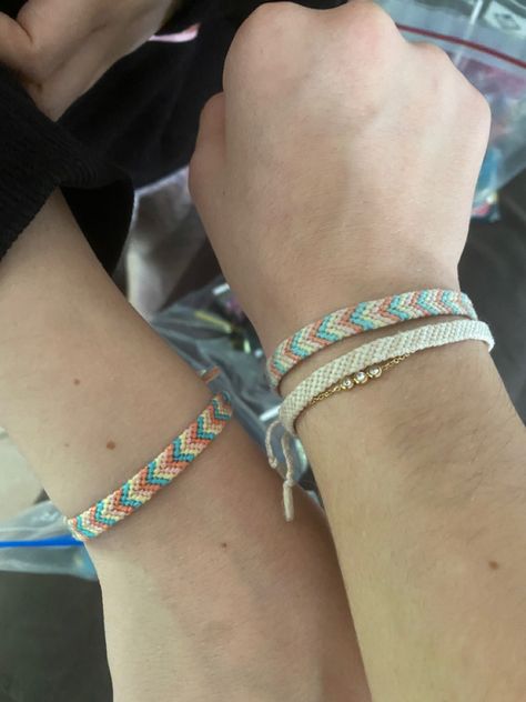 Chevron Bracelets, Freindship Bracelets, Yarn Bracelets, String Bracelets, Chevron Bracelet, Diy Friendship Bracelets Patterns, Thread Bracelets, Friendship Bracelets Diy, String Bracelet