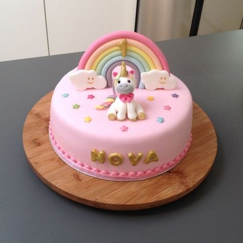 Unicorn Cake Designs Birthday, Gökkuşaği Pasta, Unicorn Birthday Party Cake, Pig Birthday Cakes, Unicorn And Rainbow, Rainbow Birthday Cake, 4th Birthday Cakes, Unicorn Birthday Cake