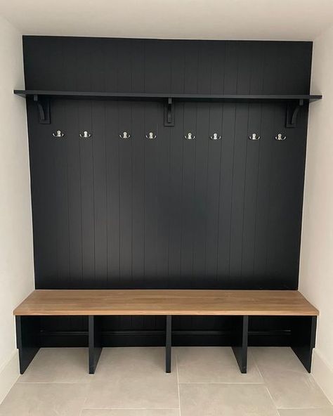 Cabin Mud Room Ideas, Muddy Boot Storage Ideas, Boot Bench Ideas, Boot Room With Dog Bed, Diy Boot Room Bench, Bootroom Hallway, Dog Mud Room Ideas, Entryway Coat Rack And Bench, Black Mudroom