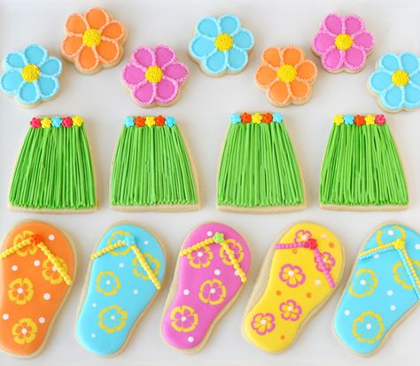 Grass Skirt and Flip Flop Cookies - Glorious Treats Luau Cookies, Hawaiian Cookies, Flip Flop Cookie, Beach Cookies, Grass Skirt, Luau Birthday Party, Hawaiian Birthday, Fiesta Tropical, Luau Theme