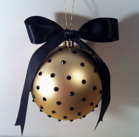 ♔ Noël en Noir & Or Diy Christmas Baubles, Black Christmas Decorations, White Christmas Decor, Christmas Ornament Crafts, Gold Christmas, Xmas Ornaments, Christmas Deco, Xmas Crafts, Homemade Christmas