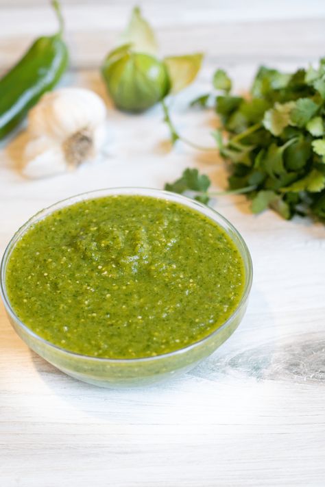 Salsa is one of the easiest things you can make at home and this Fresh Salsa Verde from scratch is so fresh and so delicious, you'll never want to buy it in a jar again! Make Salsa, Hot Pepper Recipes, Homemade Salsa Verde, Salsa Verde Recipe, Verde Recipe, How To Make Salsa, Green Salsa, Hispanic Food, Fresh Salsa