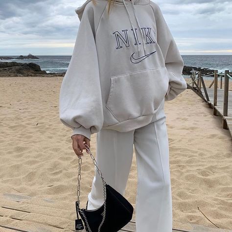 Vintage Apparel on Instagram: “Via. @sofiamcoelho” Lung Cleanse, Pakaian Hipster, Stile Kendall Jenner, Stile Hijab, Skater Girl Outfits, Tomboy Style Outfits, Streetwear Fashion Women, Indie Outfits, Mode Inspo