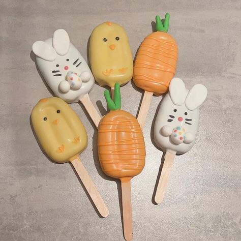 Easter Cakecicle, Easter Cake Popsicles, Easter Cakesicles Ideas, Easter Sweets Ideas To Sell, Bunny Cakesicles, Cakesicle Designs, Easter Treats To Sell, Easter Cakesicles, Hoy Cakes