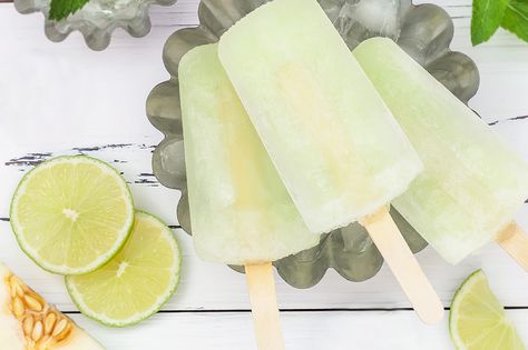 Artisan Popsicles, Mojito Popsicle, Mojito Glass, Snow Recipe, Impressive Recipes, Easy Summer Meals, Ice Cream Popsicles, Fresh Mint Leaves, Summer Treats