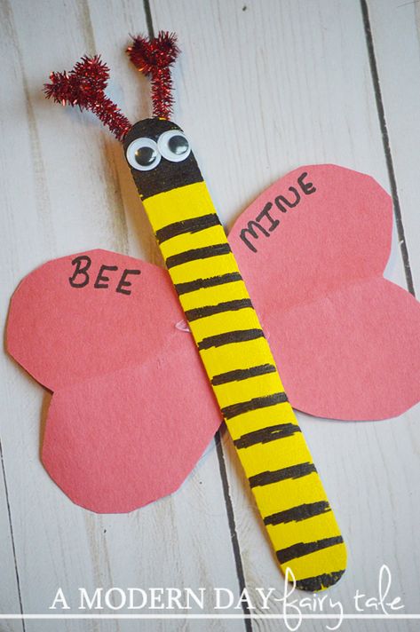 Popsicle Stick Crafts Valentines Day, Classroom Holiday Crafts, Vday Party, Valentine's Day Kids, Bee Valentine, Paper Bag Puppets, Holiday Classroom, Earth Day Crafts, Valentine's Day Crafts For Kids