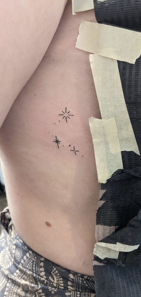 Little stars tattooed on right rib Star Tattoo Ribs, Little Stars Tattoo, Bookish Tattoos, Tattoos Inspo, Stars Tattoo, Ribcage Tattoo, Handpoke Tattoo, Side Tattoos, Rib Tattoo