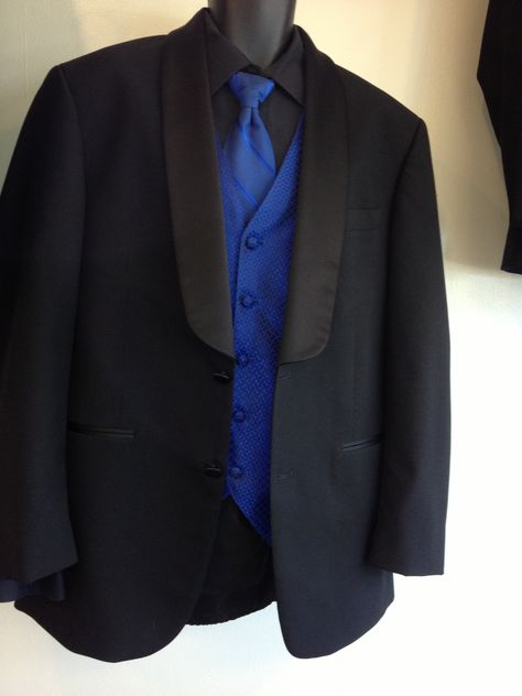 Here's a black tux with blue Chambelanes Outfits Quinceanera Black, Chambelanes Outfits Quinceanera Blue, Black Suit Black Shirt, Prom Tuxedo Ideas, Royal Blue Tux, Chambelanes Outfits Quinceanera, Chambelan Outfits, All Black Tux, White Jeans For Men