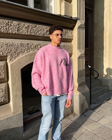 PINK KNITS RESTOCK! After a long wait now it’s finally here.. our best selling pink sweater comes very limited pieces 🚨 and we won’t be restocking it for a while so make sure to have a drop reminder #newkindco #pink #sweater #streetwear Pink Sweatshirt Outfit Men, Pink Sweatshirt Outfit, Sweatshirt Outfit Men, Pink Sweater Outfit, Sweater Streetwear, Pink Jumper, Pink Vest, Sweatshirt Outfit, Valentine's Day Outfit