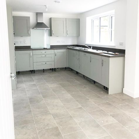 Taylor Wimpey Shelford 🐝🏡 on Instagram: “Just can’t wait to get into this kitchen (and hoover the floor) 😂🙈 #theshelford #taylorwimpey #taylorwimpeyshelford #newbuild…” Taylor Wimpey Kitchen, Taylor Handley, Daisy Taylor Neptune, Taylor Wimpey Bathroom, Wimpey Homes, Taylor Wimpey, Olivia Taylor Dudley, Kitchen Diner, Elegant Home Decor