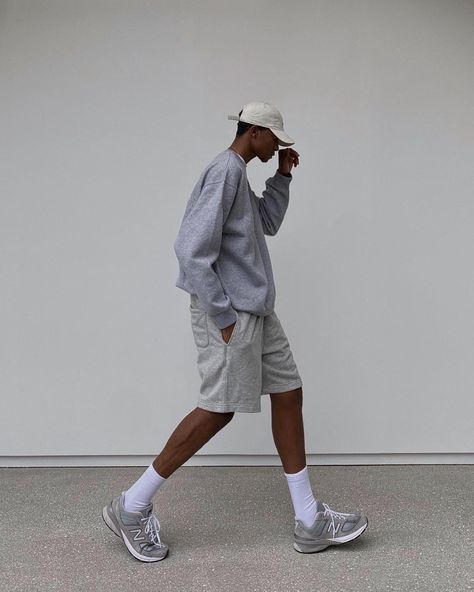 Chris on Instagram: “Walking is cool, what do you think?” Male Walking Pose, Streetwear Editorial, Walking Pose, Street Style Fashion Photography, Walking Poses, Minimal Streetwear, Pose Photography, Men's Street Style, Walking Man