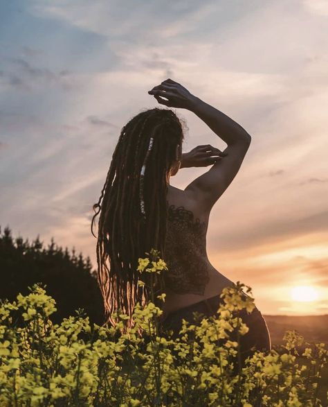 Medicine Woman Photoshoot, Hippy Photoshoot Ideas, Dreads Photoshoot, Embodiment Photoshoot, Earthy Photoshoot Black Women, Wild Woman Aesthetic, Wild Woman Photography, Spiritual Photoshoot, Cactus Photoshoot