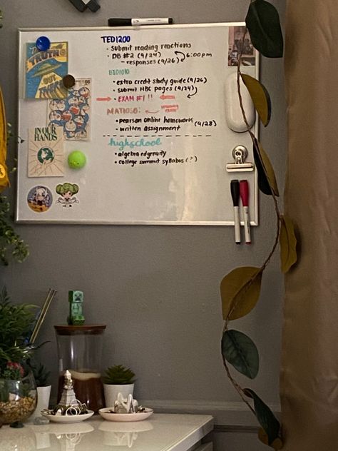 Bedroom Whiteboard Aesthetic, Whiteboard Ideas Aesthetic, Whiteboard Inspo Bedroom, Aesthetic Whiteboard Ideas Bedroom, Bedroom Whiteboard Ideas, Whiteboard Aesthetic Bedroom, Whiteboard In Bedroom, Whiteboard Bedroom, Room Whiteboard Ideas