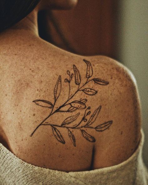 kvtes: “shoulder freckles + doodles, per usual. (at Lynnhurst, Minneapolis) ” Freckled Skin, Remember Tattoo, Tattooed Freckles, Flower Tattoo Drawings, L Tattoo, Fresh Tattoo, Most Popular Tattoos, Tattoo Aftercare, Home Tattoo