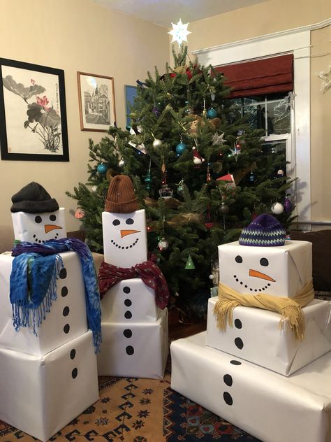 Snowman Wrapping Presents, Snowman Packages Christmas Gifts, Snowmen Boxes For Christmas, Snowman Christmas Present Boxes, Snowmen Gift Tower, Snowman Tower Presents, Snowman Gift Wrapping Ideas, Snowman Out Of Boxes, Christmas Gift Snowman Boxes