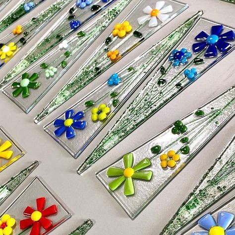 Fused Glass Flowers Garden Stakes, Fused Glass Garden Stakes Yard Art, Fused Glass Plant Stakes, Fused Glass Garden Stakes, Kiln Projects, Fused Glass Artist, Glass Suncatchers, Plant Stakes, Glass Fusion Ideas